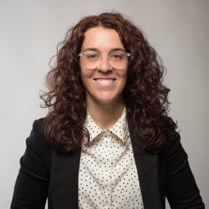 Mónica Cebrián blickt freundlich in die Kamera.