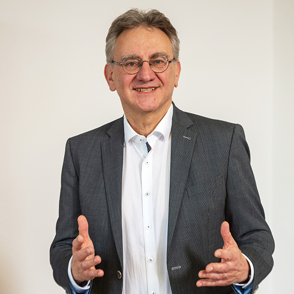 Geschäftsführer Stefan Löwenhaupt blickt freundlich und offen in die Kamera.